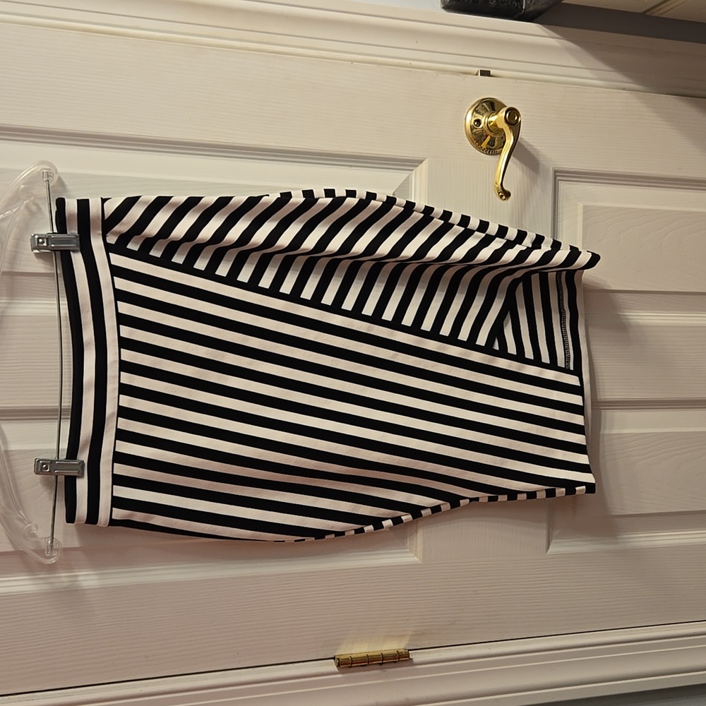 Womens high low flattering skirt. Black and white, express size 6